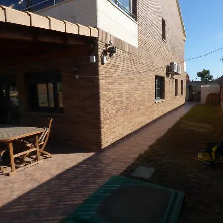 Moderno Con Piscina En *